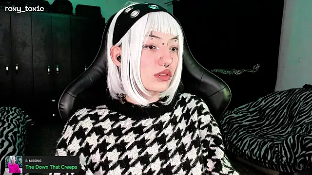 Snapshot of roxy_toxic chatting on November 19, 2025, 2:00 am roxy toxic online show from November 19, 2025, 2:00 am
