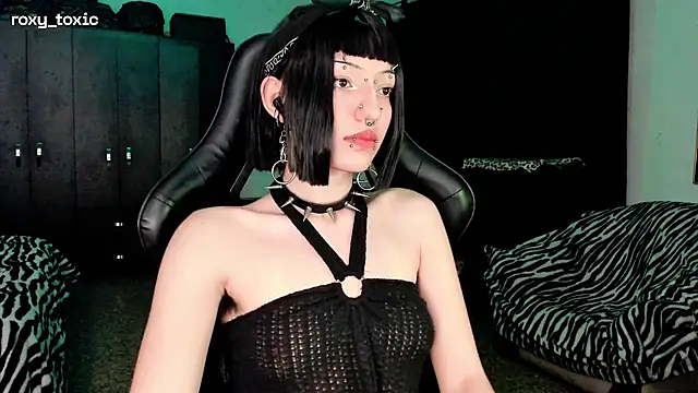 Snapshot of roxy_toxic chatting on November 18, 2025, 12:37 am roxy toxic online show from November 18, 2025, 12:37 am