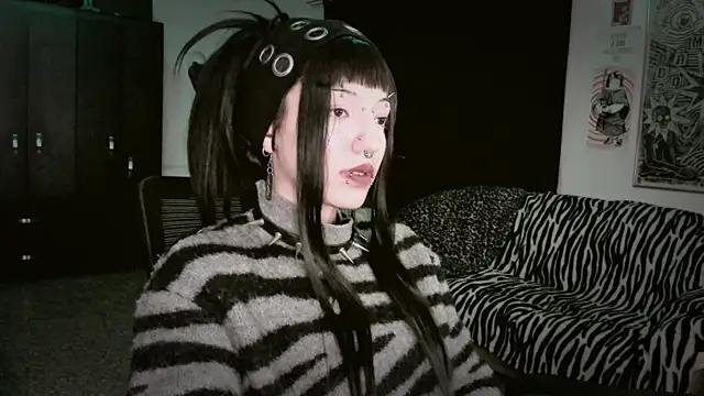 Snapshot of roxy_toxic chatting on April 3, 2026, 1:01 am roxy toxic online show from April 3, 2026, 1:01 am