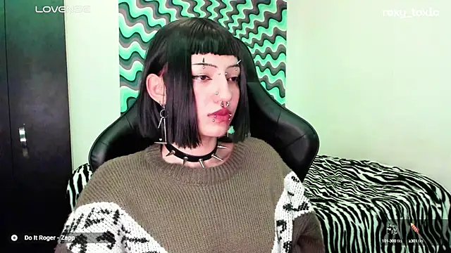 Snapshot of roxy_toxic chatting on March 18, 2025, 3:23 am roxy toxic online show from March 18, 2025, 3:23 am