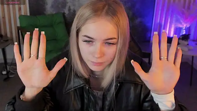 Snapshot of DakotaaJohnnson chatting on November 6, 2025, 9:13 am DakotaaJohnnson online show from November 6, 2025, 9:13 am