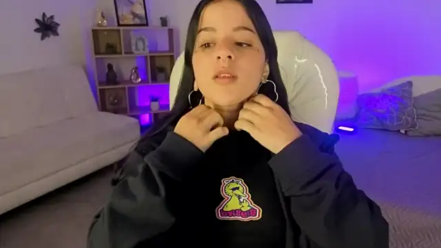 Nicole Foxx  online show from October 15, 2025, 7:22 pm