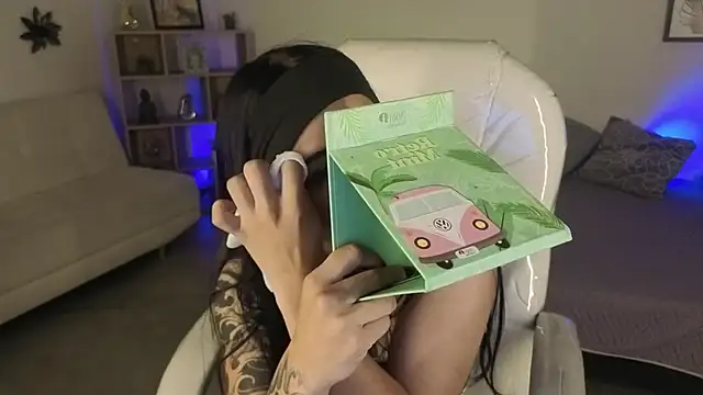 Nicole Foxx  online show from October 12, 2025, 6:20 pm