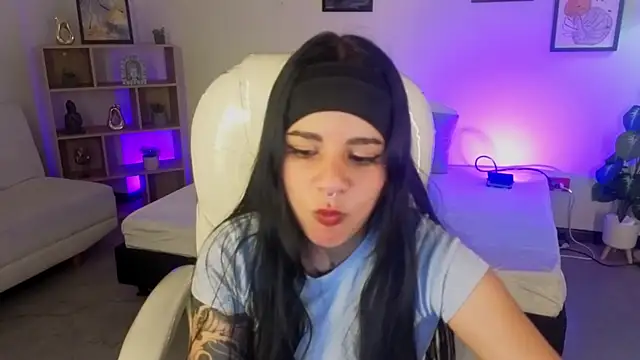 Nicole Foxx  online show from October 20, 2025, 7:47 pm