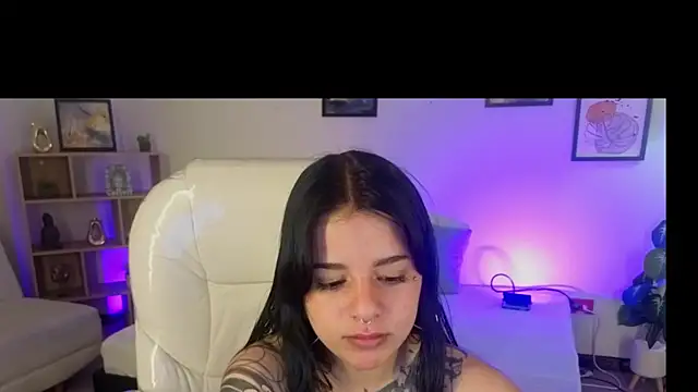 Nicole Foxx  online show from October 18, 2025, 3:25 pm