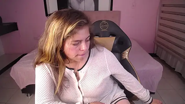 Snapshot of Kitten_Cam chatting on December 1, 2025, 9:04 pm Kitten Cam online show from December 1, 2025, 9:04 pm