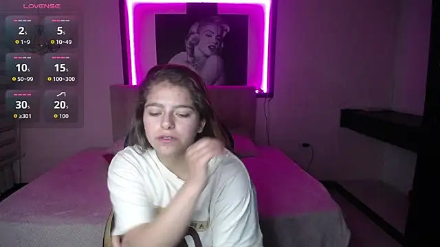 Snapshot of Kitten_Cam chatting on November 14, 2025, 6:00 pm Kitten Cam online show from November 14, 2025, 6:00 pm