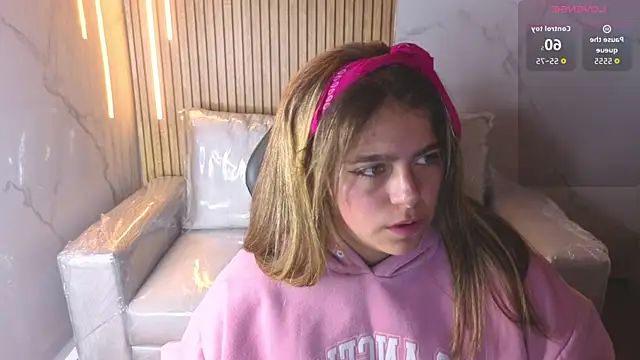 Snapshot of Kitten_Cam chatting on November 27, 2025, 4:35 am Kitten Cam online show from November 27, 2025, 4:35 am