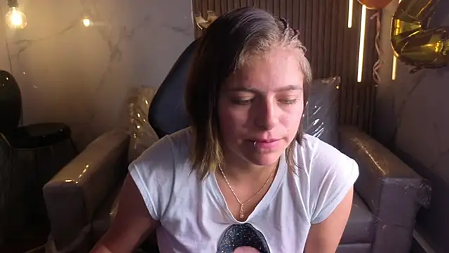 Snapshot of Kitten_Cam chatting on July 5, 2026, 3:11 am Kitten Cam online show from July 5, 2026, 3:11 am