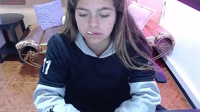 Snapshot of Kitten_Cam chatting on October 8, 2025, 5:20 am Kitten Cam online show from October 8, 2025, 5:20 am