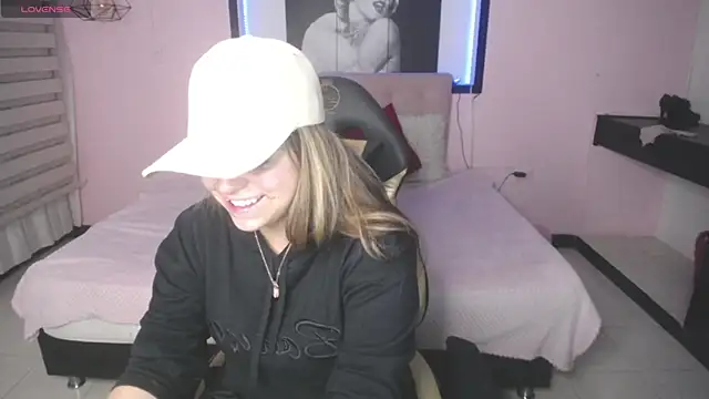 Snapshot of Kitten_Cam chatting on November 8, 2025, 1:42 am Kitten Cam online show from November 8, 2025, 1:42 am