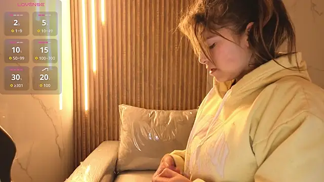 Snapshot of Kitten_Cam chatting on November 21, 2025, 4:11 am Kitten Cam online show from November 21, 2025, 4:11 am