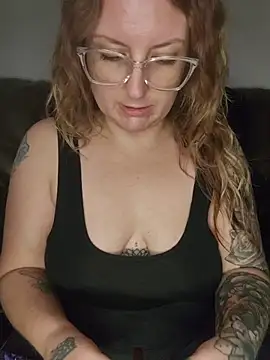 Snapshot of TattedMamaXOXO chatting on October 28, 2025, 4:17 pm TattedMamaXOXO online show from October 28, 2025, 4:17 pm