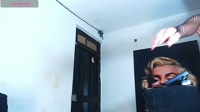 Snapshot of licy_blonde_hot chatting on November 20, 2025, 1:28 am licy blonde hot online show from November 20, 2025, 1:28 am