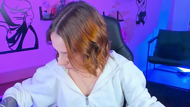 Snapshot of PamBeesly chatting on October 4, 2025, 8:27 am PamBeesly online show from October 4, 2025, 8:27 am