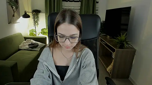 Snapshot of PamBeesly chatting on March 19, 2025, 2:35 pm PamBeesly online show from March 19, 2025, 2:35 pm