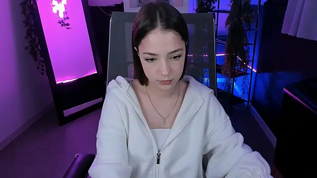 Snapshot of PamBeesly chatting on October 21, 2025, 6:35 am PamBeesly online show from October 21, 2025, 6:35 am