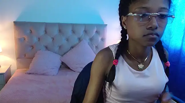 Snapshot of LITTLEDOLLHOT chatting on February 7, 2025, 6:13 pm LITTLEDOLLHOT online show from February 7, 2025, 6:13 pm