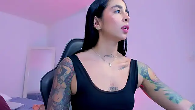 sophierooy22 online show from April 22, 2026, 8:04 pm