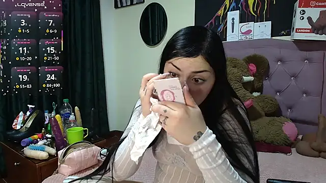 Snapshot of Emmie_Hot chatting on June 5, 2026, 11:49 am Emmie Hot online show from June 5, 2026, 11:49 am