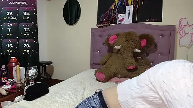 Emmie Hot online show from December 17, 2025, 12:10 pm