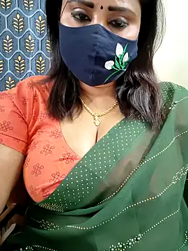 Queenflowerr online show from April 19, 2026, 7:49 pm