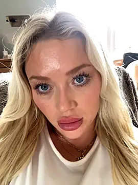 Snapshot of blissdimicco chatting on October 21, 2025, 11:42 am blissdimicco online show from October 21, 2025, 11:42 am