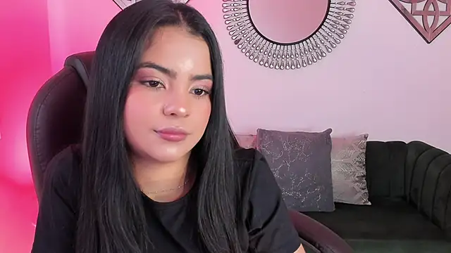 Snapshot of Layla_Breezee chatting on February 8, 2026, 12:47 pm Layla Breezee online show from February 8, 2026, 12:47 pm