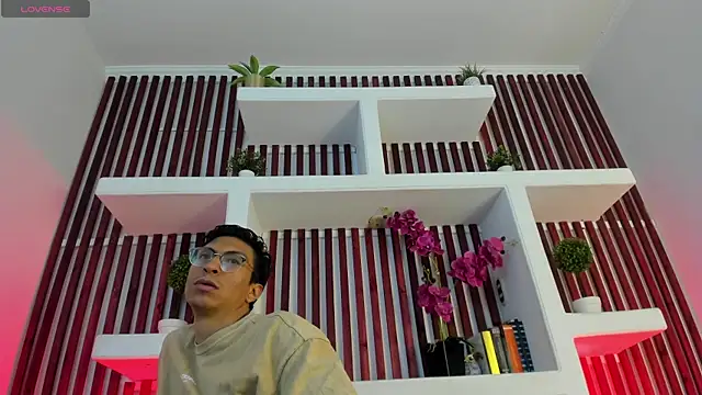 Snapshot of ApoloCruz chatting on May 17, 2026, 4:01 am ApoloCruz online show from May 17, 2026, 4:01 am