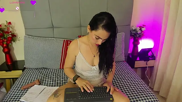 Snapshot of scarlet_hit chatting on November 15, 2025, 4:27 am scarlet hit online show from November 15, 2025, 4:27 am