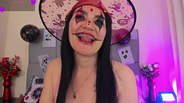 Snapshot of scarlet_hit chatting on November 2, 2025, 5:12 am scarlet hit online show from November 2, 2025, 5:12 am