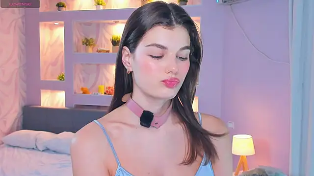 Snapshot of FloraDobb chatting on November 4, 2025, 7:12 am FloraDobb online show from November 4, 2025, 7:12 am