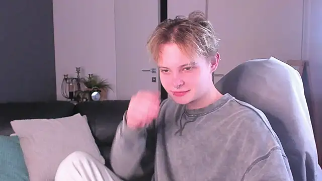 Snapshot of DemianEnglen chatting on October 15, 2025, 9:56 pm DemianEnglen online show from October 15, 2025, 9:56 pm