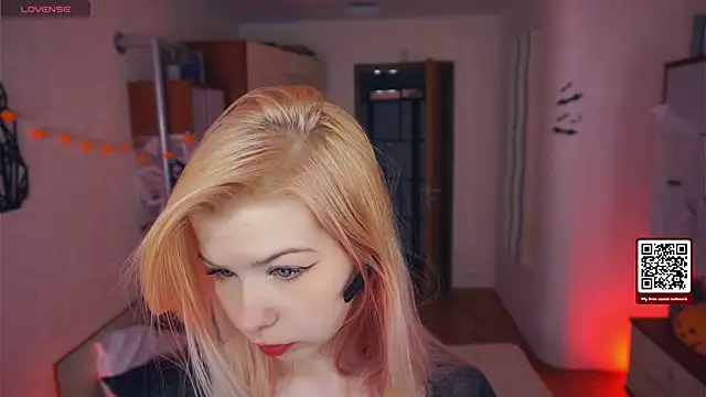 Snapshot of LynetHakes chatting on October 30, 2025, 4:22 am LynetHakes online show from October 30, 2025, 4:22 am