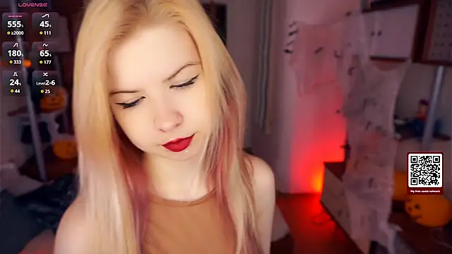 Snapshot of LynetHakes chatting on November 3, 2025, 4:28 am LynetHakes online show from November 3, 2025, 4:28 am