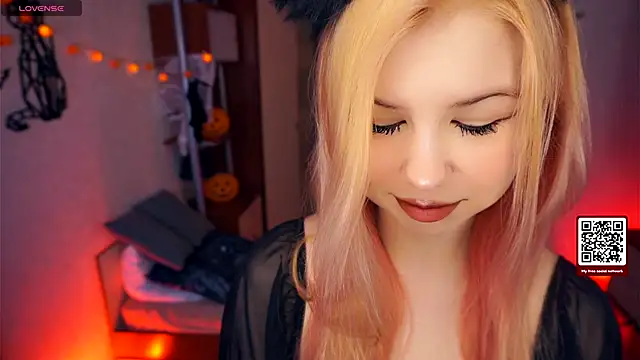 Snapshot of LynetHakes chatting on October 13, 2025, 4:14 am LynetHakes online show from October 13, 2025, 4:14 am