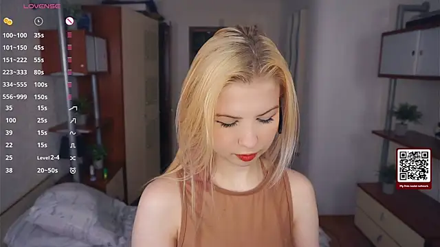 Snapshot of LynetHakes chatting on December 3, 2025, 6:25 am LynetHakes online show from December 3, 2025, 6:25 am