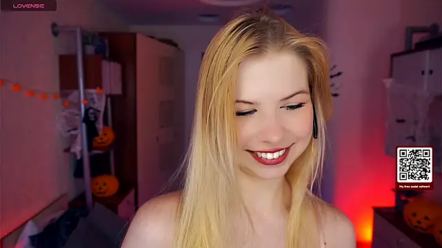 Snapshot of LynetHakes chatting on October 9, 2025, 4:24 am LynetHakes online show from October 9, 2025, 4:24 am