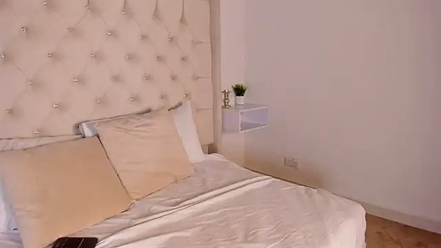 bella bloomg online show from February 3, 2025, 11:15 pm