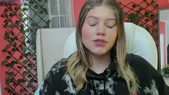Snapshot of alaia_greyy chatting on June 19, 2026, 1:06 pm alaia greyy online show from June 19, 2026, 1:06 pm