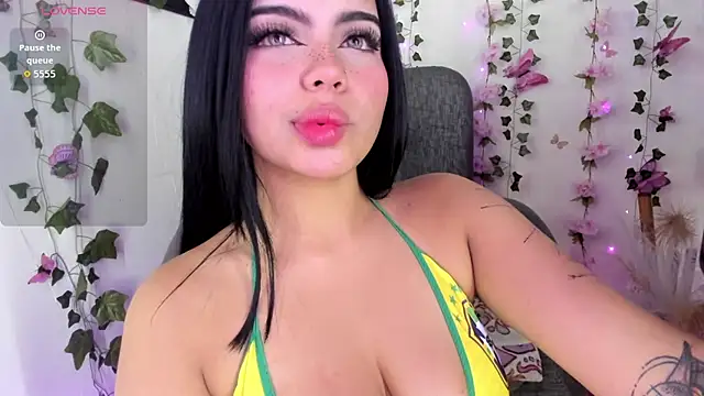 Snapshot of saray__jones chatting on June 30, 2026, 5:35 pm saray jones online show from June 30, 2026, 5:35 pm