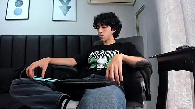 Alezzandro  online show from March 5, 2025, 5:39 pm