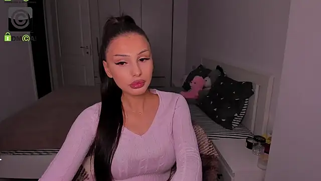 Snapshot of HelenShawn chatting on October 10, 2025, 8:20 pm HelenShawn online show from October 10, 2025, 8:20 pm