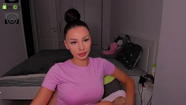 Snapshot of HelenShawn chatting on October 7, 2025, 8:43 pm HelenShawn online show from October 7, 2025, 8:43 pm