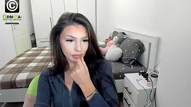 Snapshot of HelenShawn chatting on December 3, 2025, 9:25 pm HelenShawn online show from December 3, 2025, 9:25 pm