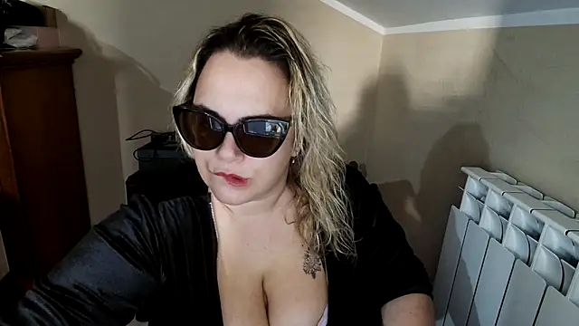 Snapshot of topina8 chatting on November 18, 2025, 2:53 pm topina8 online show from November 18, 2025, 2:53 pm