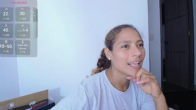 Snapshot of Zoedaniels chatting on October 24, 2025, 2:10 am Zoedaniels online show from October 24, 2025, 2:10 am