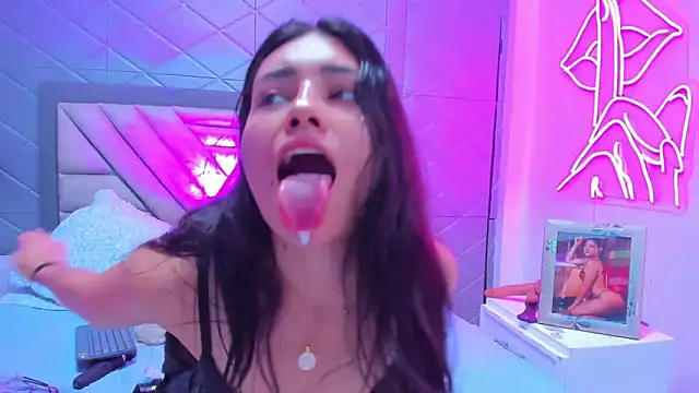 VioletRousse  online show from September 21, 2025, 6:46 pm
