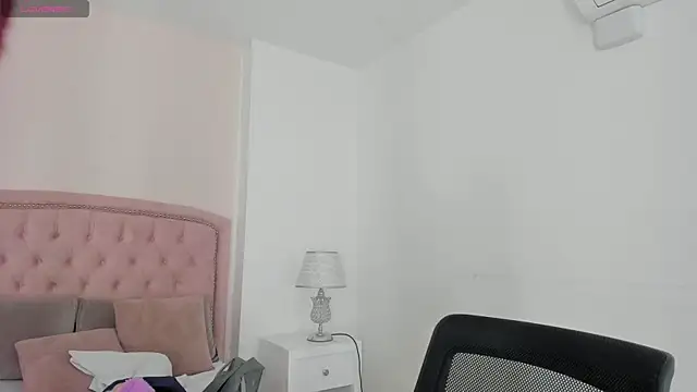 Kendall  Fox online show from September 21, 2025, 5:34 am