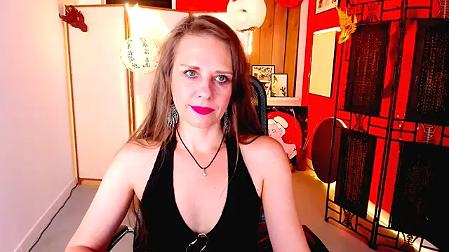 Snapshot of EmiliaBedy chatting on June 10, 2026, 9:10 am EmiliaBedy online show from June 10, 2026, 9:10 am